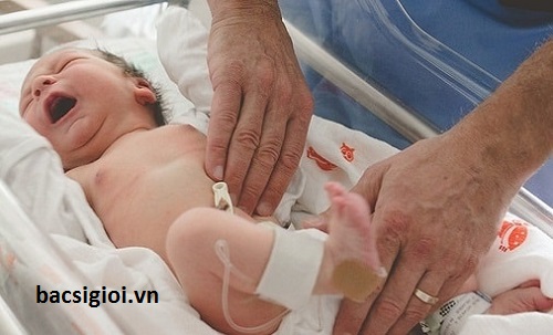 Tràn dịch màng tinh hoàn ở trẻ sơ sinh có nguy hiểm không